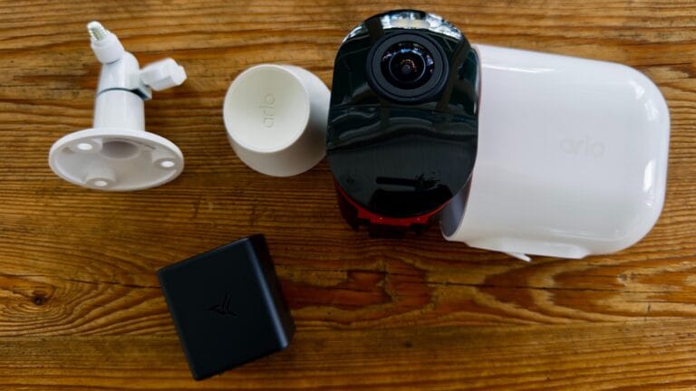 Arlo Ultra 3 4K med löstaget batterihus, väggfäste och laddare